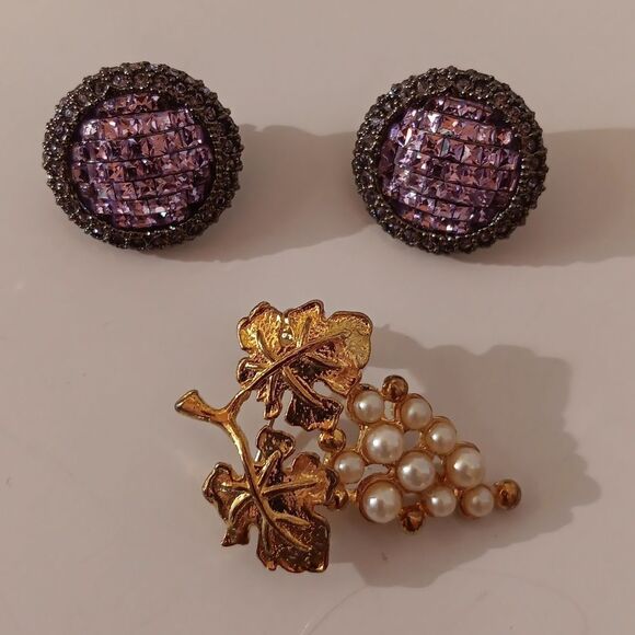 Bundle of Vintage Joan Rivers Earrings and Grape Cluster Pin - Picture 10 of 10